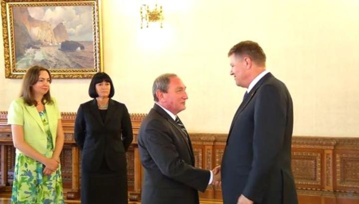 Stratfor-Chef George Friedman (li.) besuchte den rumänischen Präsidenten Klaus-Werner Johannis Ende Juni in Bukarest. Der Amerikaner wurde im Präsidentenpalast empfangen. (Screenshot)