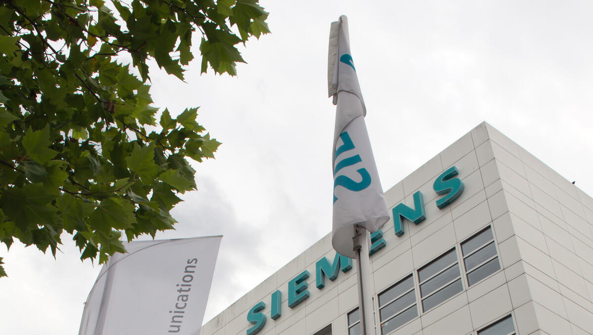 Siemens-Aktie: Softwaregeschäft federt Belastungen ab – DAX-Wert setzt auf Milliarden-Rückkäufe
