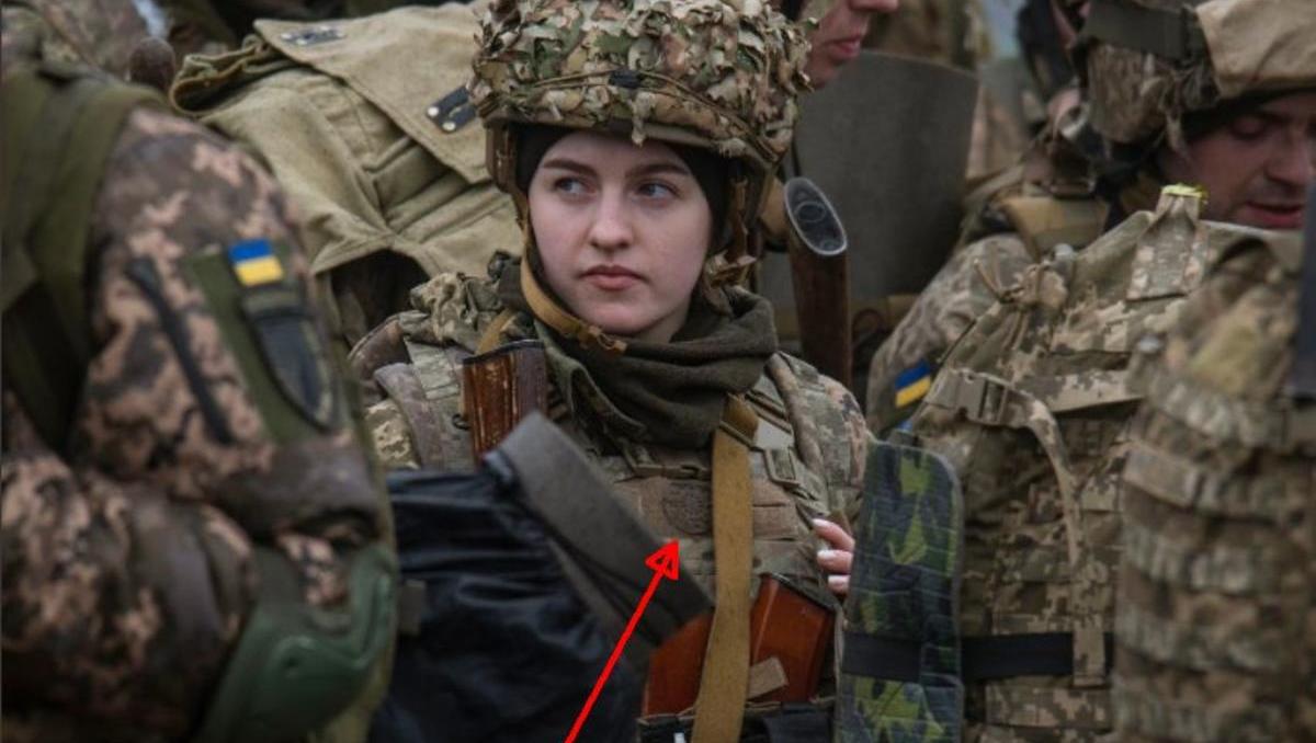 Internationaler Frauentag: NATO postet Foto von ukrainischer Soldatin mit Neonazi-Symbol