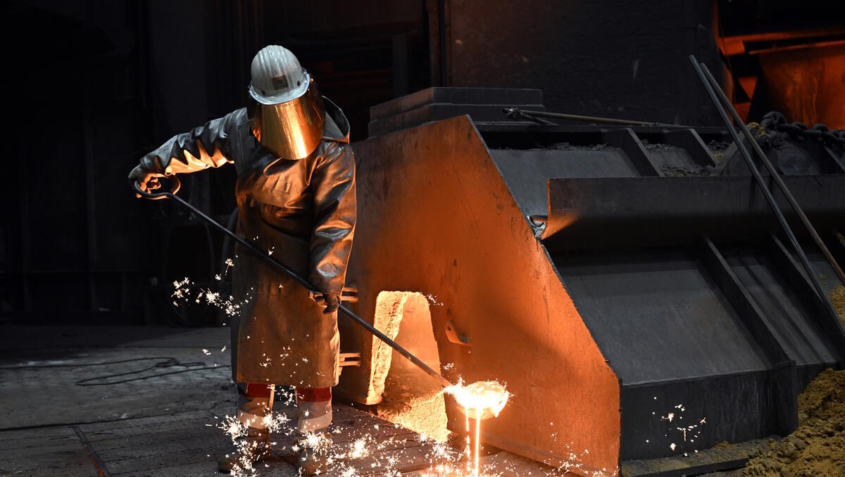 Stahlproduktion: Studie der Hans-Böckler-Stiftung warnt vor Milliardenverlusten durch Stahlauslagerung