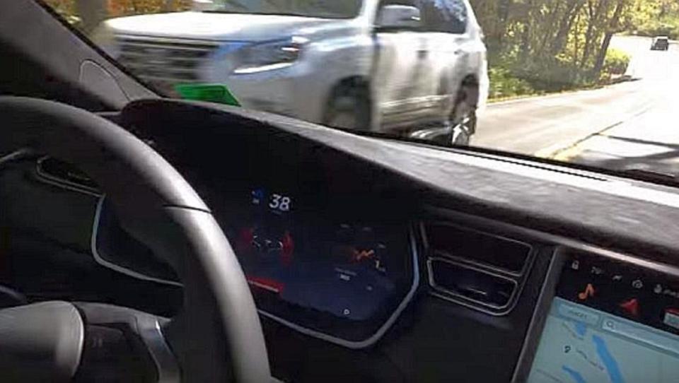 Software-Fehler: Teslas Auto-Pilot lenkt in den Gegenverkehr