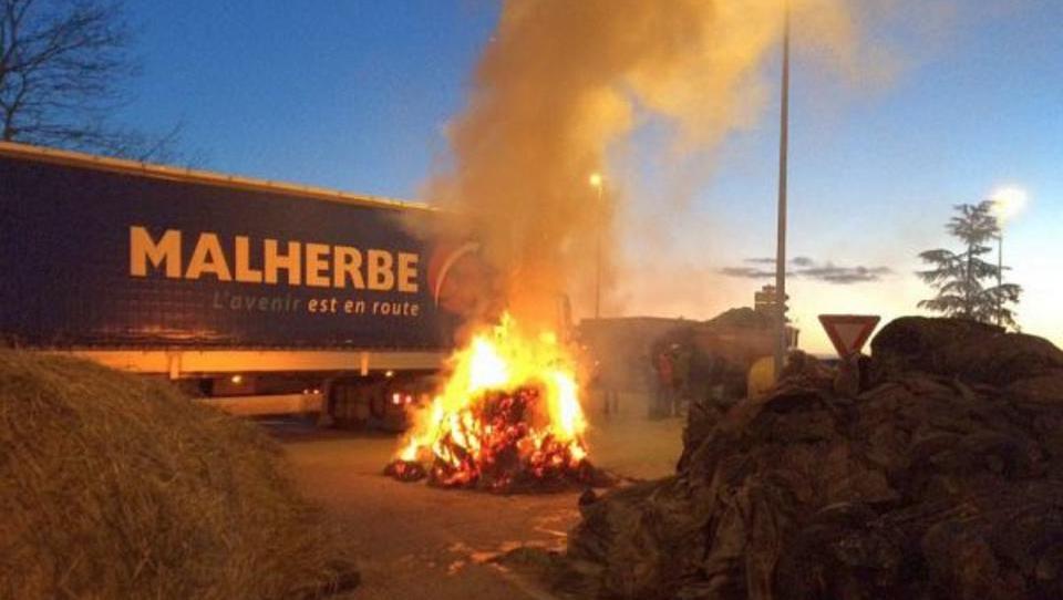 Proteste in Frankreich: Bauern errichten brennende Blockaden