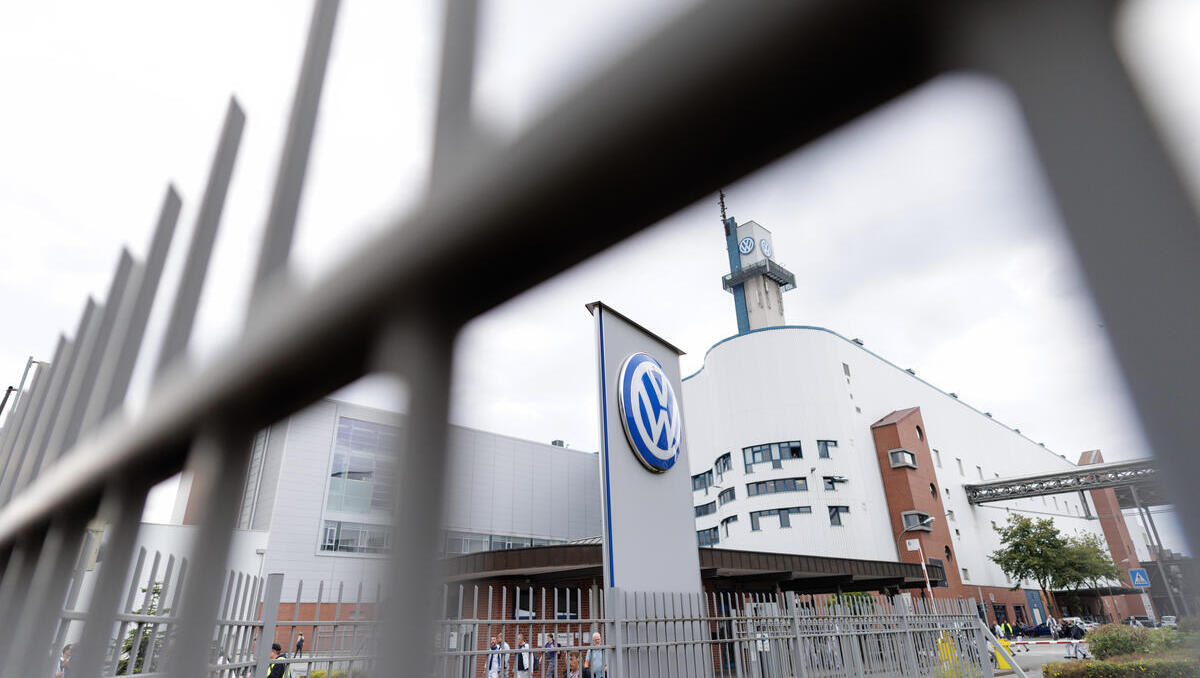 VW-Aktie im Fokus: Volkswagen will Werk in Osnabrück verkaufen – VW-Werk soll Rüstungsstandort werden